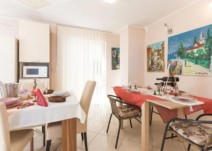 Apartment In Der Emily Mit Herrlichem Meerblick By Interhome